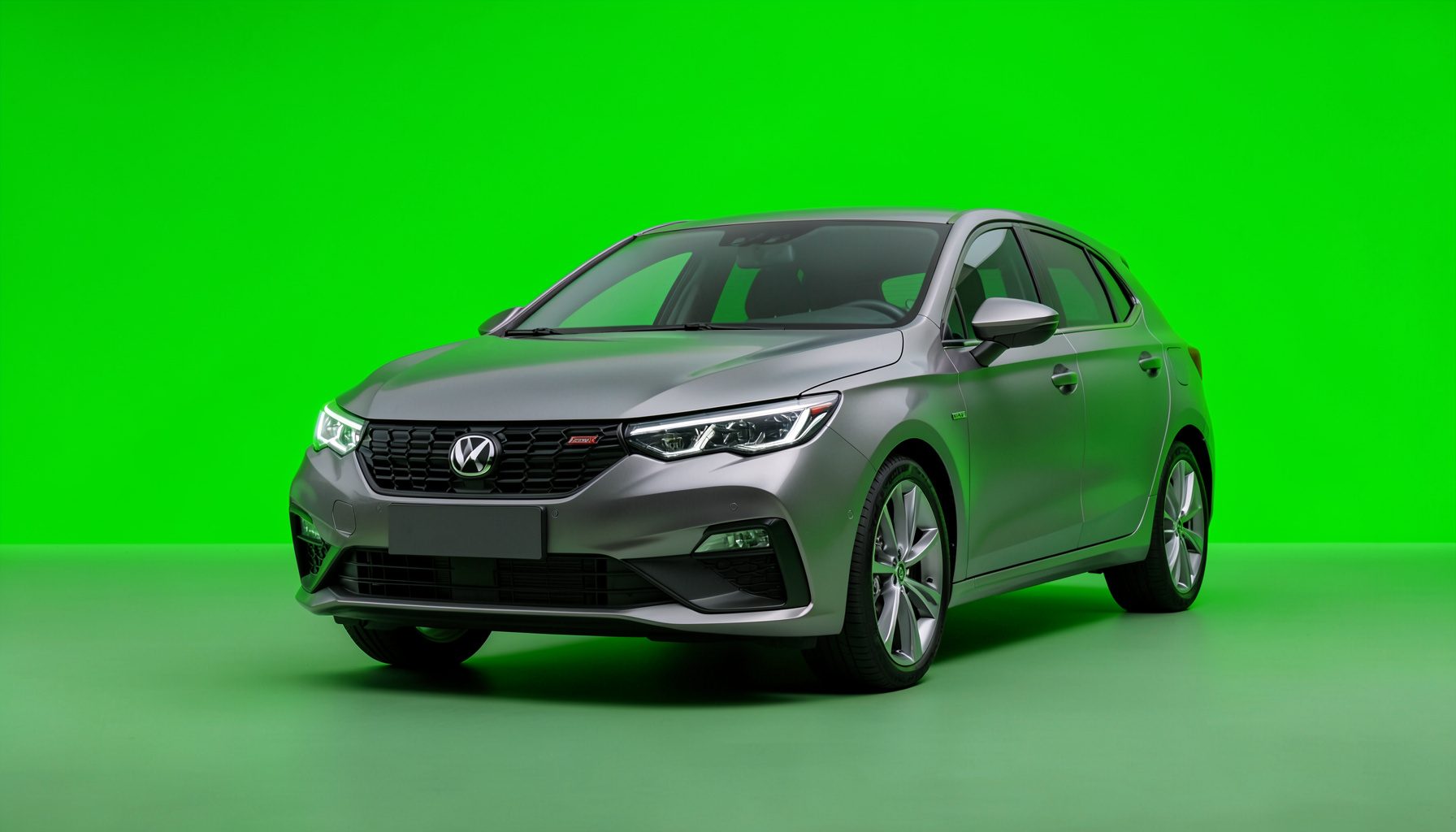 Kompakt hatchback bir otomobilin ön çaprazdan çekilmiş fotoğrafı, metalik gri renk, dinamik LED farlar.
